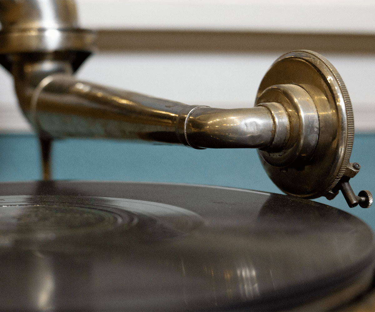 Photo of a vintage record player needle